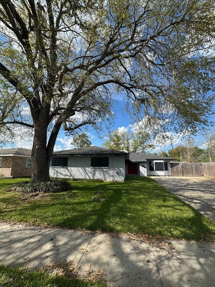 627 Douglas Dr, Houma, LA 70364
