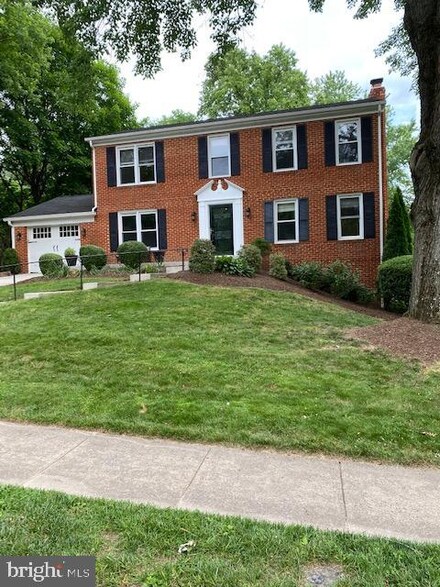 1853 Abbotsford Dr, Vienna, VA 22182