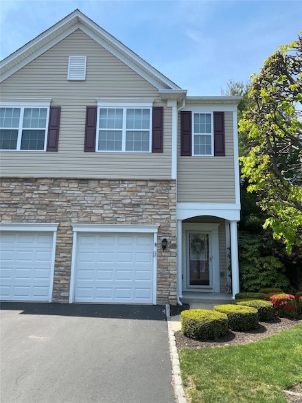 28 Torrey Pine Ln, Bay Shore, NY 11706