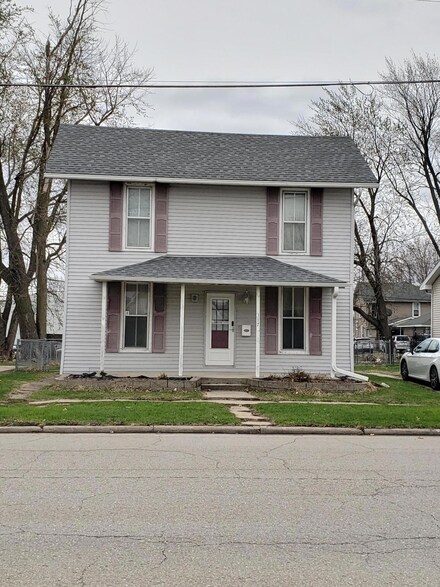 317 E 3rd St, Washington, IA 52353