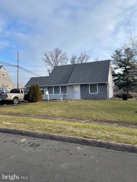 45 Verdant Rd, Levittown, PA 19057
