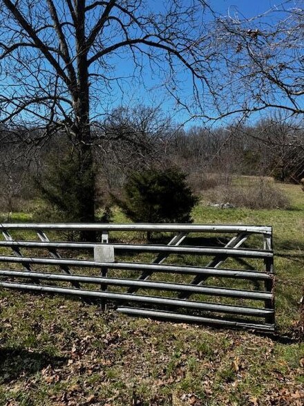 3143 S 38th Rd, Humansville, MO 65674