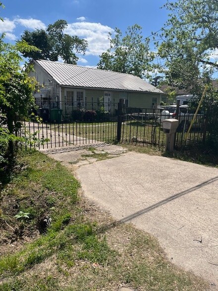 905 Thornton Rd, Houston, TX 77018