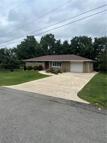 14 Sunbirch Dr, Jeannette, PA 15644