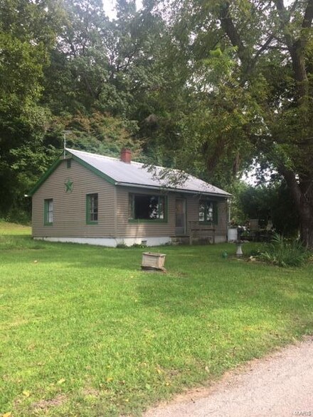 5784 Mississippi River Rd, Golden Eagle, IL 62036