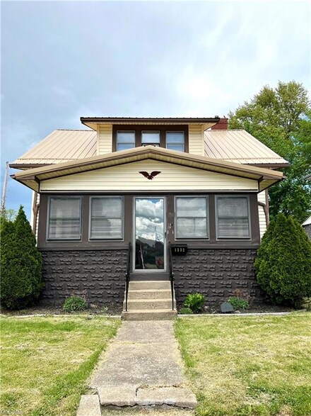 1332 Chestnut St, Coshocton, OH 43812