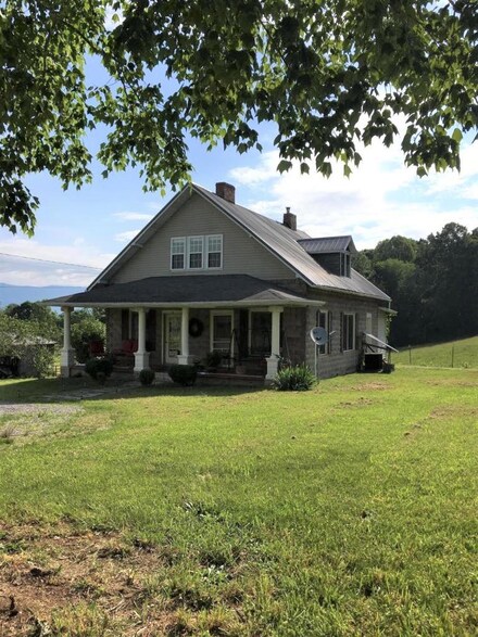 819 Point of View Dr, Ewing, VA 24248