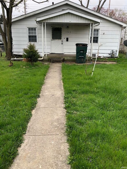 1705 W 11th St, Muncie, IN 47302