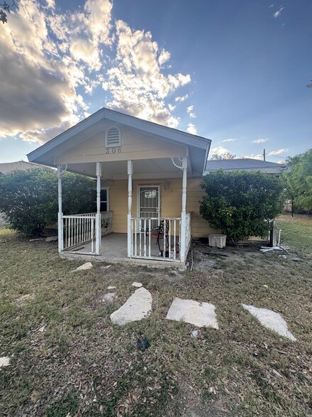 306 Lariat, Eagle Pass, TX 78852