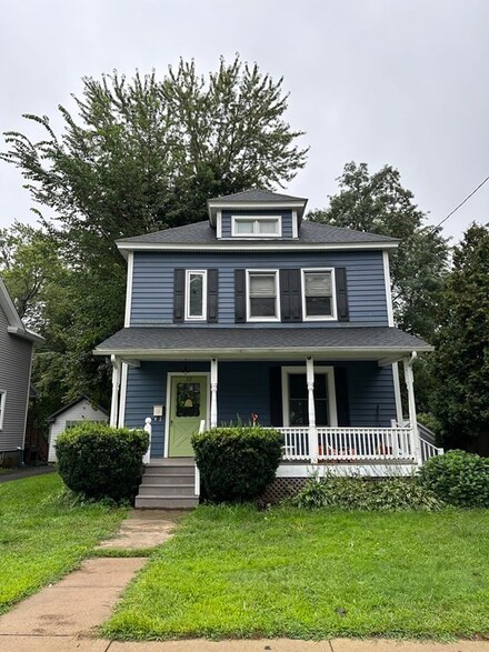 12 Cedar St, Greenfield, MA 01301