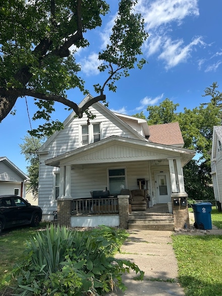 913 W Grove St, Bloomington, IL 61701
