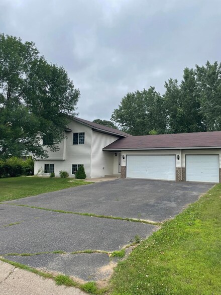 1360 10th Ave SE, Cambridge, MN 55008
