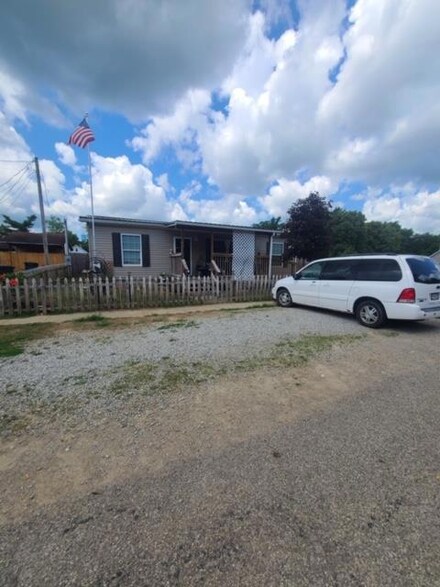 11029 3rd St, Clarksburg, OH 43115