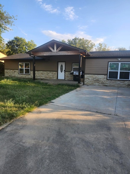 1115 W College St, Jacksboro, TX 76458