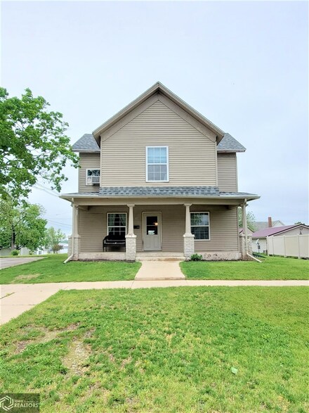 306 S Main St, Toledo, IA 52342