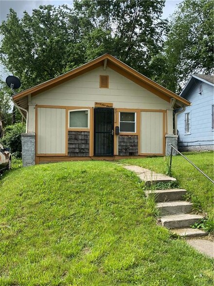 2911 E 61st St, Kansas City, MO 64130