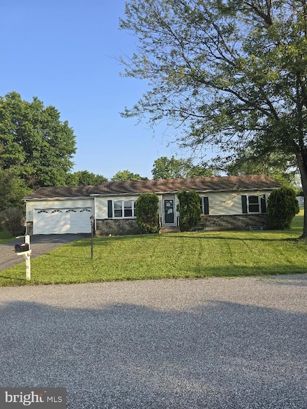8 Wheatfield Dr, Carlisle, PA 17015