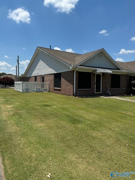 371 Cherry St NW, Hartselle, AL 35640