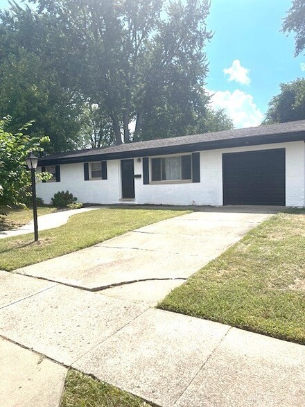 609 Crestview Dr, Lebanon, OH 45036