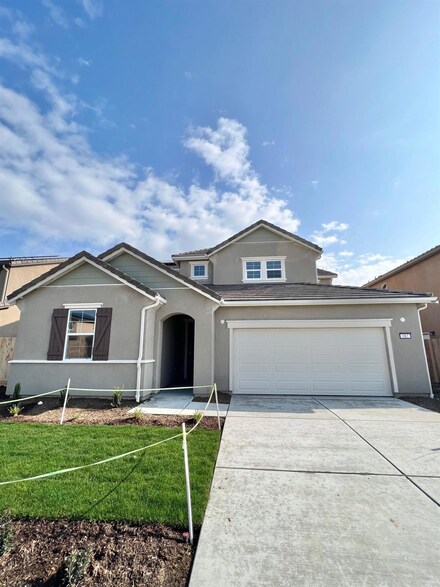 182 S Mckenna Ave, Kerman, CA 93630
