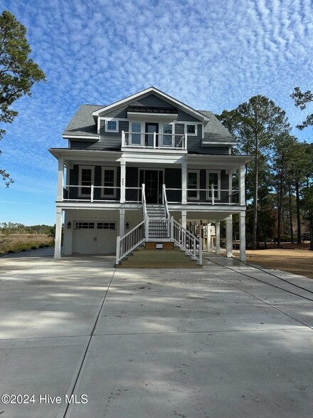 302 Apollo Ct, Cape Carteret, NC 28584