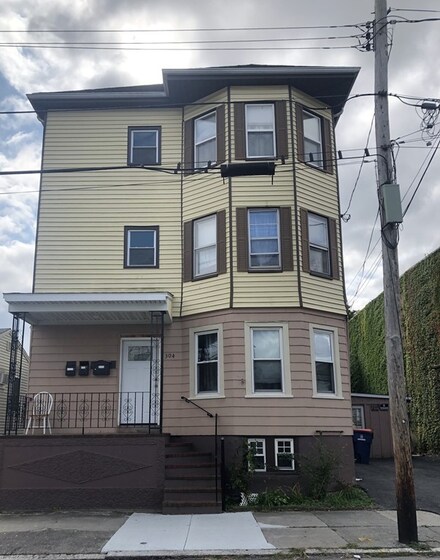 304 Collette St, New Bedford, MA 02746