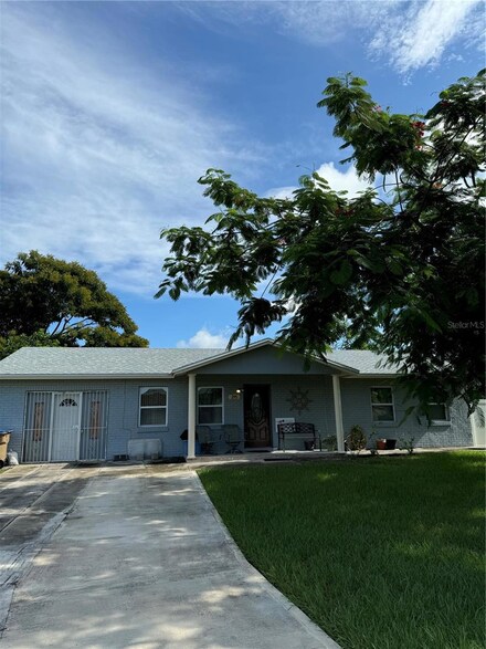 295 La Paz Dr, Kissimmee, FL 34743