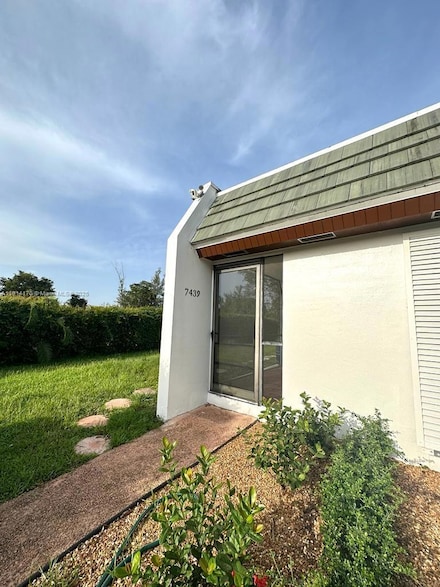 7439 Twin Sabal Dr, Hialeah, FL 33014
