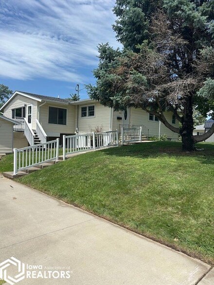 607 S 12th St, Marshalltown, IA 50158