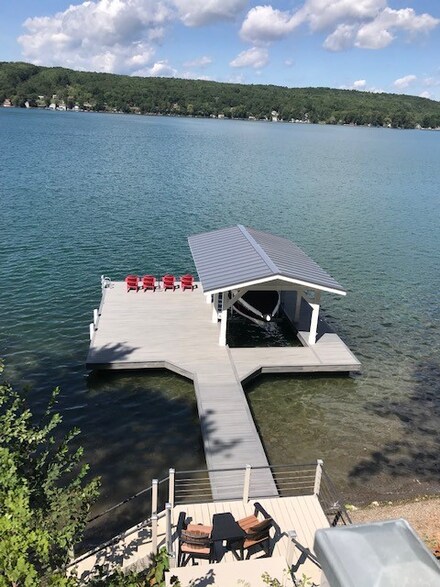 3518 W Bluff Dr, Keuka Park, NY 14478