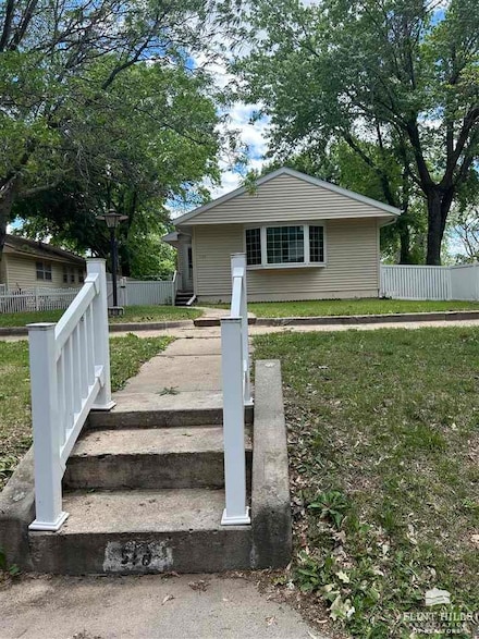 518 Lane St, Clay Center, KS 67432