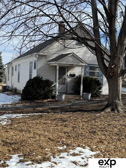 749 S Adams St, Papillion, NE 68046