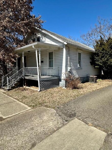 204 10th St, Glen Dale, WV 26038