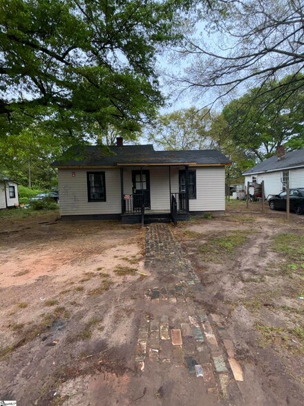 203 Lurey St, Laurens, SC 29360
