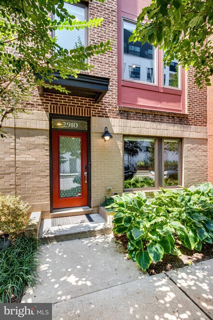 2910 Penny Ln, Fairfax, VA 22031