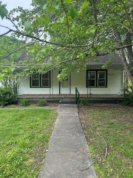 1402 W Main St, Inez, KY 41224