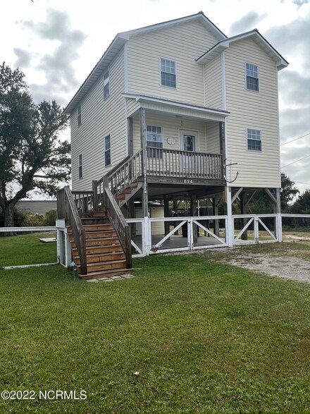 824 Island Rd, Harkers Island, NC 28531