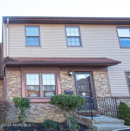 21 Village Green Ct, Middletown Township, NJ 07748