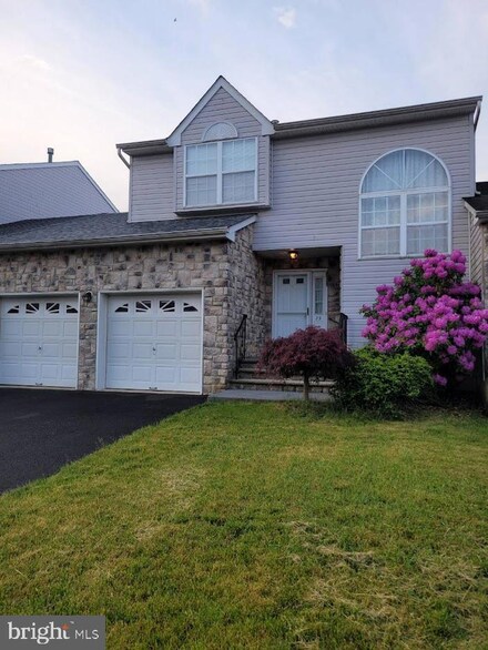 29 Woodpecker Way, Marlboro, NJ 07746