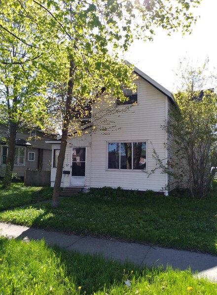 719 Court St, Sault Sainte Marie, MI 49783