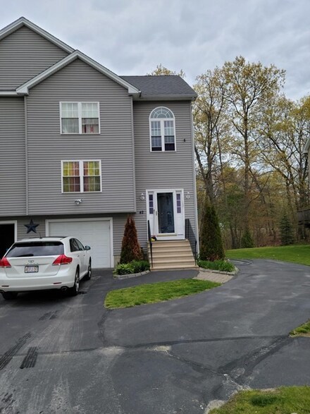 42 Meola Ave, Worcester, MA 01606
