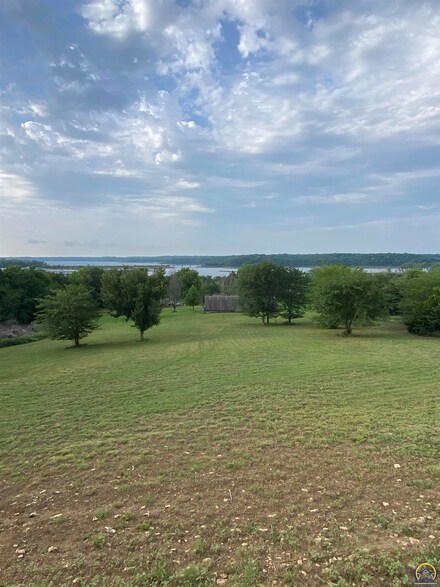 6469 Westlake Rd, Ozawkie, KS 66070