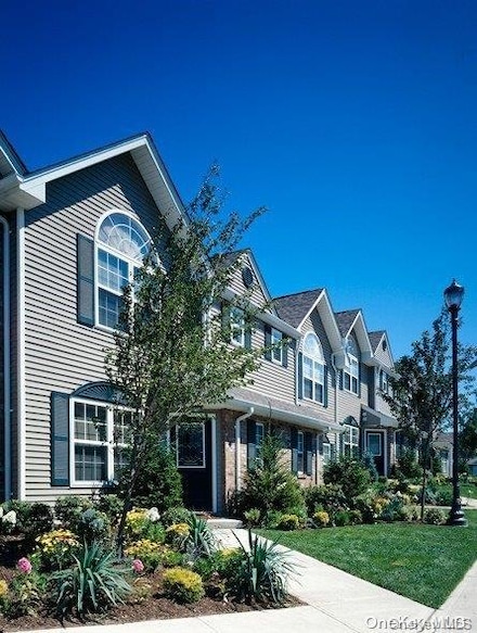 85 Overlook Dr Unit 85, Farmingville, NY 11738