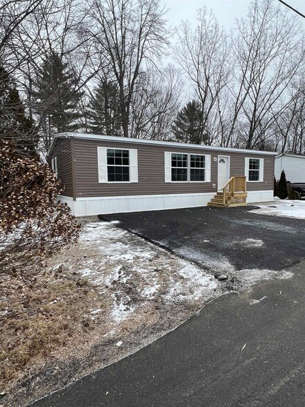 117 Pebblewood Dr, Charlestown, NH 03603