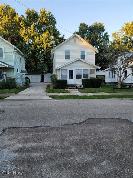 1037 Liberty Ave, Barberton, OH 44203