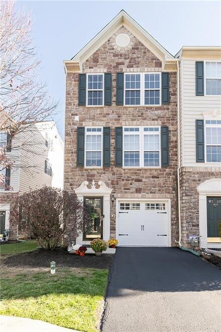 1615 Oakridge Ln, Hellertown, PA 18055