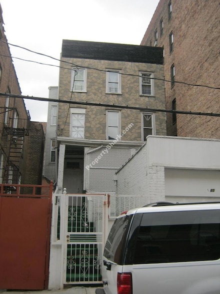 585 E 167th St, Bronx, NY 10456