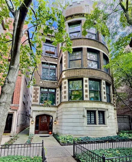 2921 N Pine Grove Ave Unit 1, Chicago, IL 60657