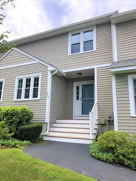 215 Laurelwood Dr Unit 215, Hopedale, MA 01747