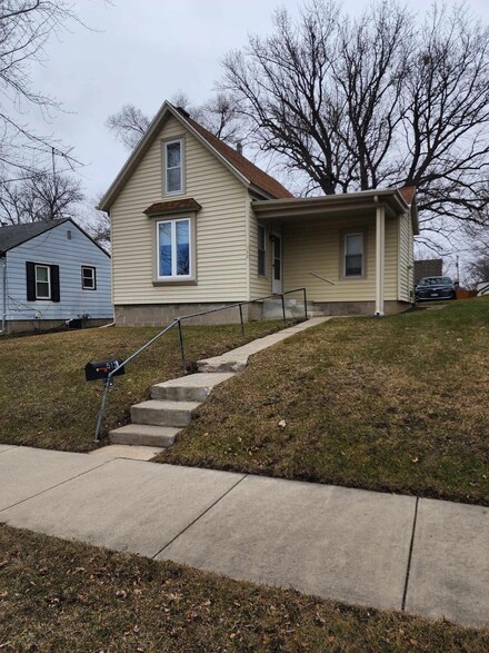 512 Saint Thomas Ave, Albert Lea, MN 56007